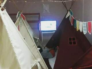 Tem barraca para acampamento e cinema para a criançada (Foto: Brinquedoteca Era uma Vez)