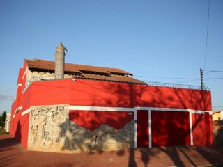 Imóvel é conhecido na região como &quot;Casa Vermelha das Araras&quot;. (Foto: João Garrigó)