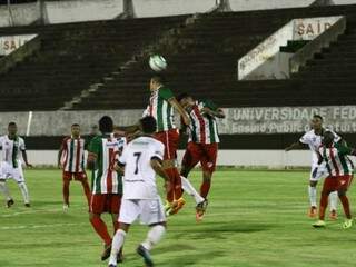 Disputa de bola em partida do Novo contra o Salgueiro, no Morenão. (Foto:Raul Schramm) 