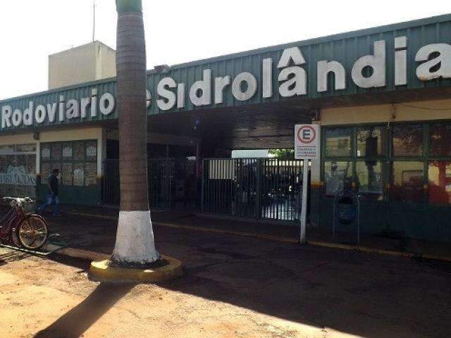 Motoristas clandestinos s&atilde;o alvo de fiscaliza&ccedil;&atilde;o em frente a rodovi&aacute;ria