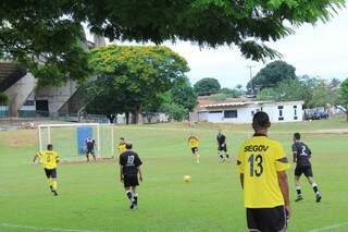 Jogadores amadores durante particda da 7ª Copa Guanadizão de Futebol Máster (Foto: Marina Pacheco)