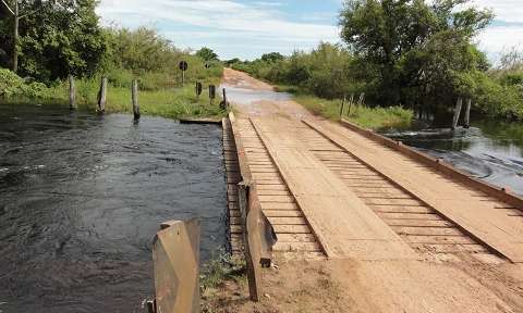Com início do ciclo de cheias no Pantanal, água invade Estrada Parque