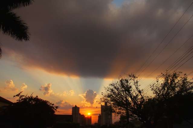 Quinta-feira amanhece com c&eacute;u entre nuvens e previs&atilde;o &eacute; de chuva em MS 