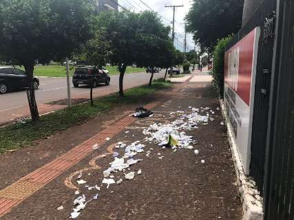 Morador de rua rasga saco e espalha lixo na calçada da Afonso Pena