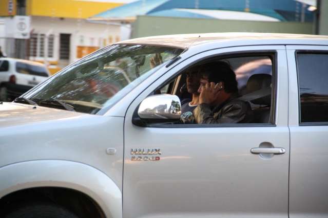 Falar ou teclar no celular &eacute; infra&ccedil;&atilde;o, mas regra &eacute; violada em cada esquina