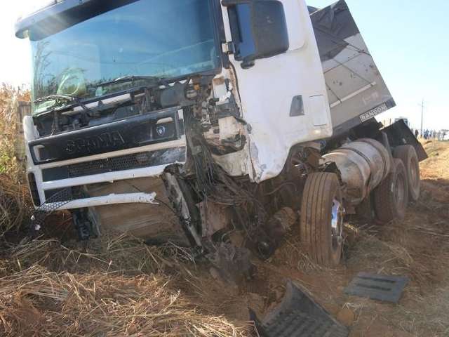 Duas pessoas morrem em acidente entre carro e carreta na MS-306