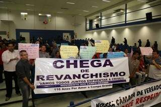 Com cartazes e faixas, público se divide em contra e a favor do prefeito. (Foto: Fernando Antunes)
