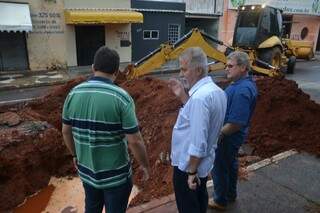 Secretário de Infraestrutura foi no local da cratera (Simão Nogueira)