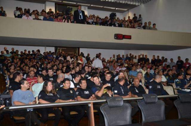 Ap&oacute;s press&atilde;o de policiais, vota&ccedil;&atilde;o de reajuste &eacute; adiada para amanh&atilde;