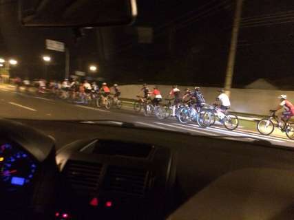 Ciclistas trafegam em pista exclusiva ao invés de ciclovia na Duque de Caxias