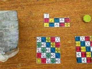A polícia apreendeu maconha, ecstasy e selos de LSD (Foto: Idest)