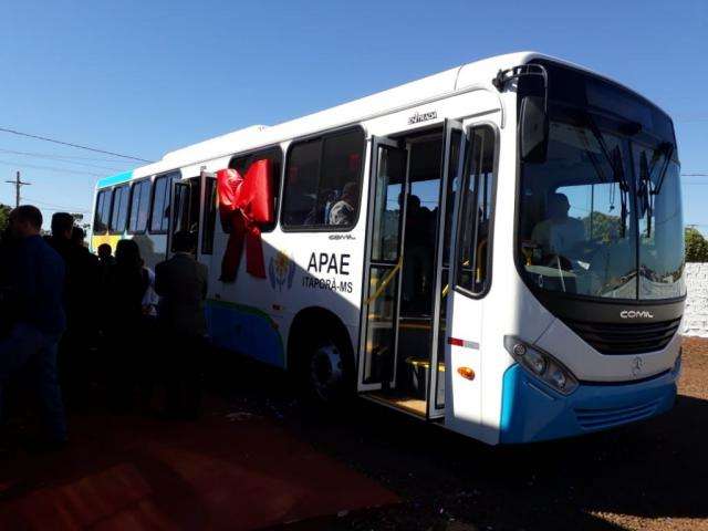Compensa&ccedil;&atilde;o de multa trabalhista garante &ocirc;nibus para a Apae