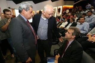 André, Teslenco e o ministro da Saúde, Arthur Chioro, conversando na Fiems (Marcelo Victor)