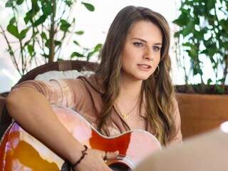 “Quero morrer com meu violão nos braços, falando de sentimentos”, diz a cantora que está &quot;Apostando Tudo&quot;. (Foto: Marcos Ermínio)
