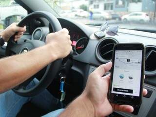 Usuário acionando aplicativo Uber em Campo Grande. Apenas 1 empresa realizou cadastro junto à Agetran. (Foto: Marcos Ermínio)