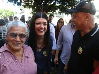 Rose passou pelo Centro por volta das 9h30, tirou fotos, cumprimentou e falou com eleitores (Foto: Fernando Antunes)