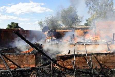 Família fica desabrigada depois de incêndio destruir casa