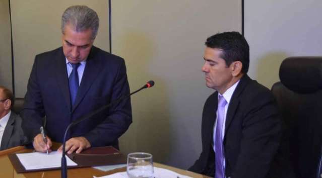 Reinaldo empossa 5 novos procuradores aprovados no concurso de 2013