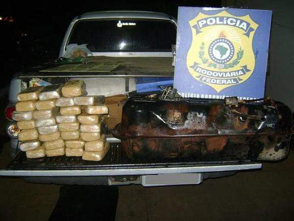  Onze bolivianos s&atilde;o presos transportando 145 kg de coca&iacute;na em caminhonetes