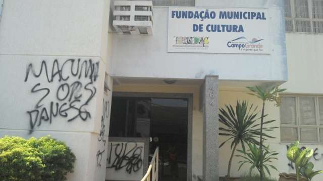 Alvo de pol&ecirc;mica,  Fundac &eacute; pichada com dizeres &ldquo;Macumba&rdquo; e &ldquo;fora Danese&rdquo;