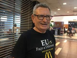 Aos 69 anos, José deixou a aposentadoria de lado e recomeçou a vida com emprego em Fast Food (Foto: Kimberly Teodoro)