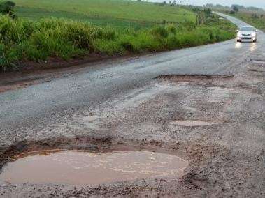 Vento de 68km/h destelha com&eacute;rcio e causa danos no interior do Estado