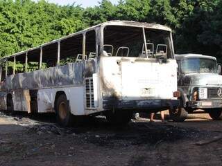O ônibus foi incendiado na madrugada de hoje e pertencia a uma associação de militares (Foto: Marcos Ermínio)