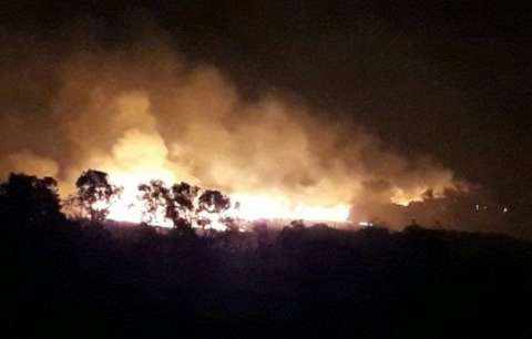 Incêndio que começou em fios de energia destrói 60 hectares de pastagem