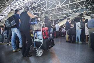 Passageiros aguardam embarque no interior de aeroporto. (Foto: José Cruz/Agência Brasil)