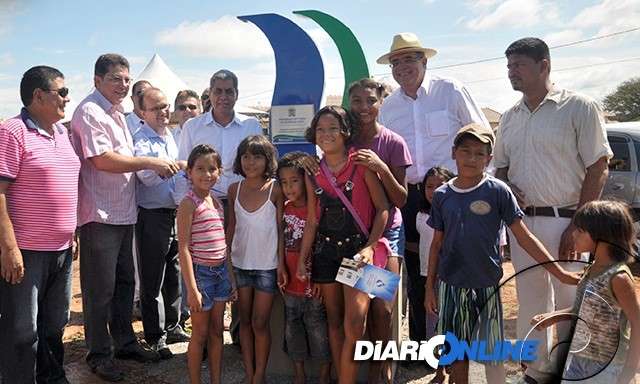 Andr&eacute; inaugura casas e sistema de abastecimento de &aacute;gua 