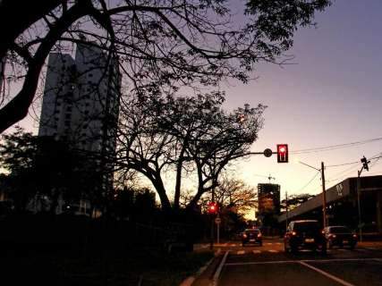 Dia será de sol entre nuvens, sem chuva e com máximas de 33ºC