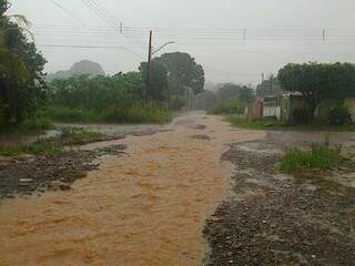 Em dia de chuva, ruas viram &quot;rios&quot; no Lageado (Foto: Ana Caceres/Repórter News)