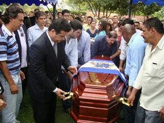 Caixão com o corpo de Nelson Trad foi coberto com a bandeira de Campo Grande. (Foto: Wendell Reis)