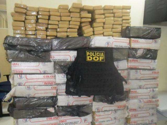 Motorista foge de barreira, sofre acidente e &eacute; preso com 1 tonelada de maconha