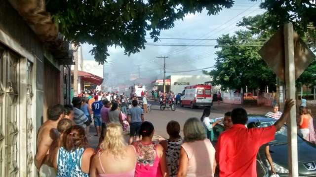 Inc&ecirc;ndio destr&oacute;i auto-el&eacute;trica na Avenida Raquel de Queiroz