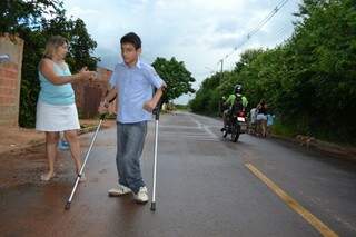 Adriel  sofre com a falta de calçadas e é obrigado a andar pelo meio da rua (Foto: Pedro Peralta)