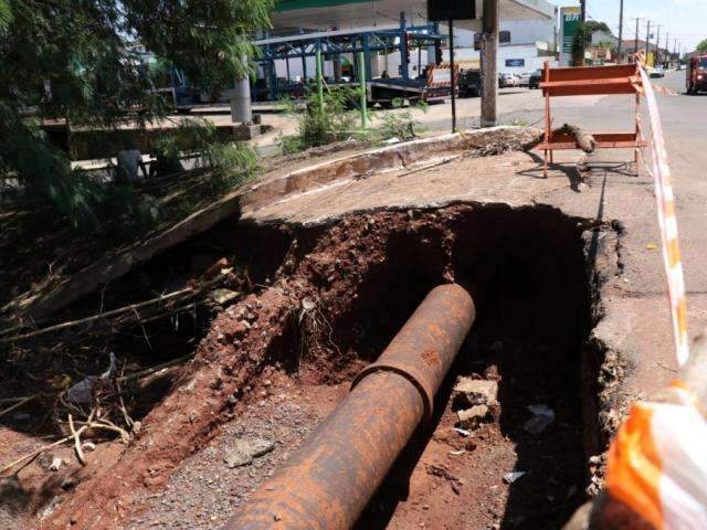 Eros&atilde;o de 5 metros na beira de c&oacute;rrego atrapalha moradores no Petr&oacute;polis