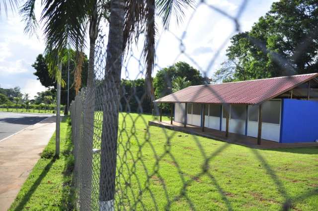 Guarda fecha passarela no Parque do Caba&ccedil;a e moradores reagem