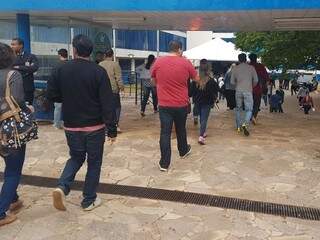 Candidatos entrando na Uniderp, um dos locais de provas (Foto: Mirian Machado/Arquivo)