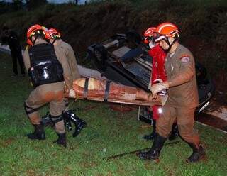 Vítima sendo resgatada pelos bombeiros. (Foto:Acácio Gomes/Nova News)