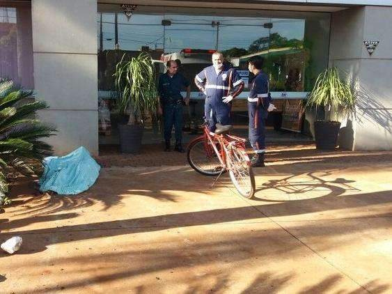Jovem de 26 anos &eacute; assassinado com tiro na cabe&ccedil;a na cal&ccedil;ada de rua