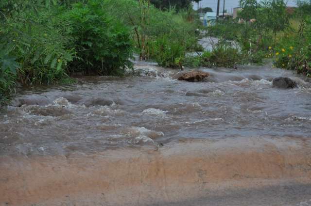 Chuva provoca enxurrada, mas n&atilde;o causa transtornos em ruas da Capital