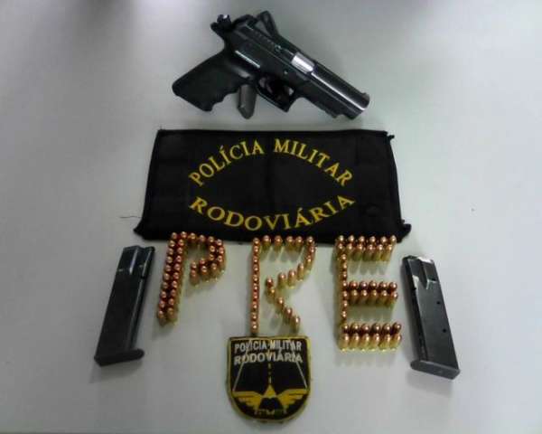 Adolescentes s&atilde;o flagrados com pistola, muni&ccedil;&otilde;es e maconha