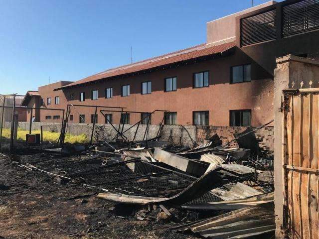 Ap&oacute;s fogo, ala de hotel &eacute; interditada e funcion&aacute;rios fazem limpeza