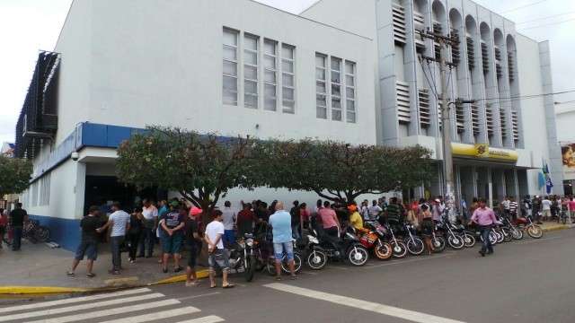 Trabalhadores fazem fila para receber R$ 32 mi e passar Natal em casa