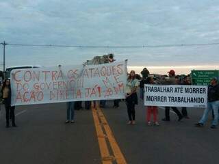Em Três Lagoas, distante 338 quilômetros de Campo Grande, o Movimento Unificado bloqueia a saída da BR-158, próximo a rotatória, desde às 6h (Foto: 7even)