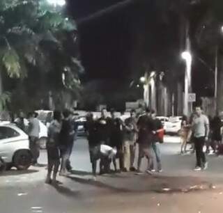 Briga aconteceu na madrugada de sexta-feira (29), no centro de Corumbá. (Imagem: Direto das Ruas)