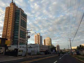 Céu amanheceu com várias nuvens na região do Centro de Campo Grande. (Foto Kisie Ainoã) 
