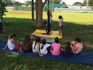 Na pra&ccedil;a, Luke e Jo&atilde;o armam acampamento para as f&eacute;rias serem super divertidas