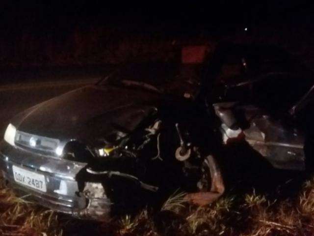 Idoso fica preso nas ferragens ap&oacute;s colidir carro em carreta na MS-497